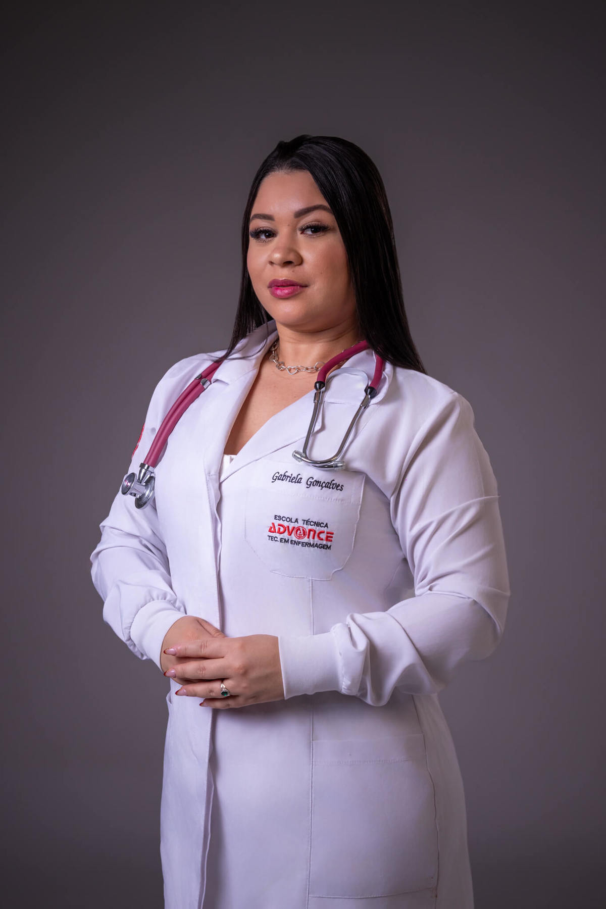 Retrato profissional de Técnica em Enfermagem com jaleco branco e estetoscópio em Florianópolis