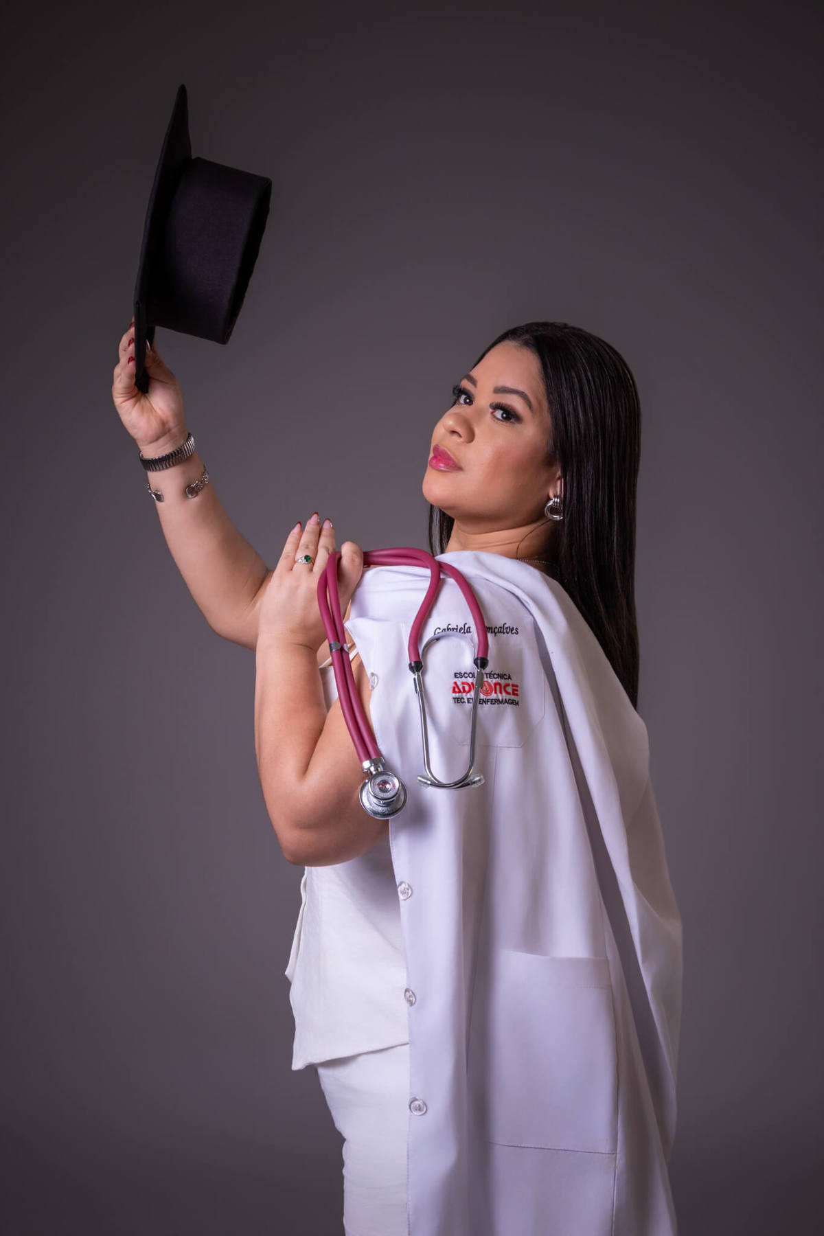 Ensaio fotográfico de formatura de Enfermagem com jaleco e estetoscópio em estúdio - Vandi Fotografia