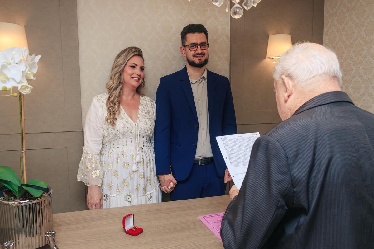 Noivos acompanhando a celebração do casamento civil no cartório em Palhoça.