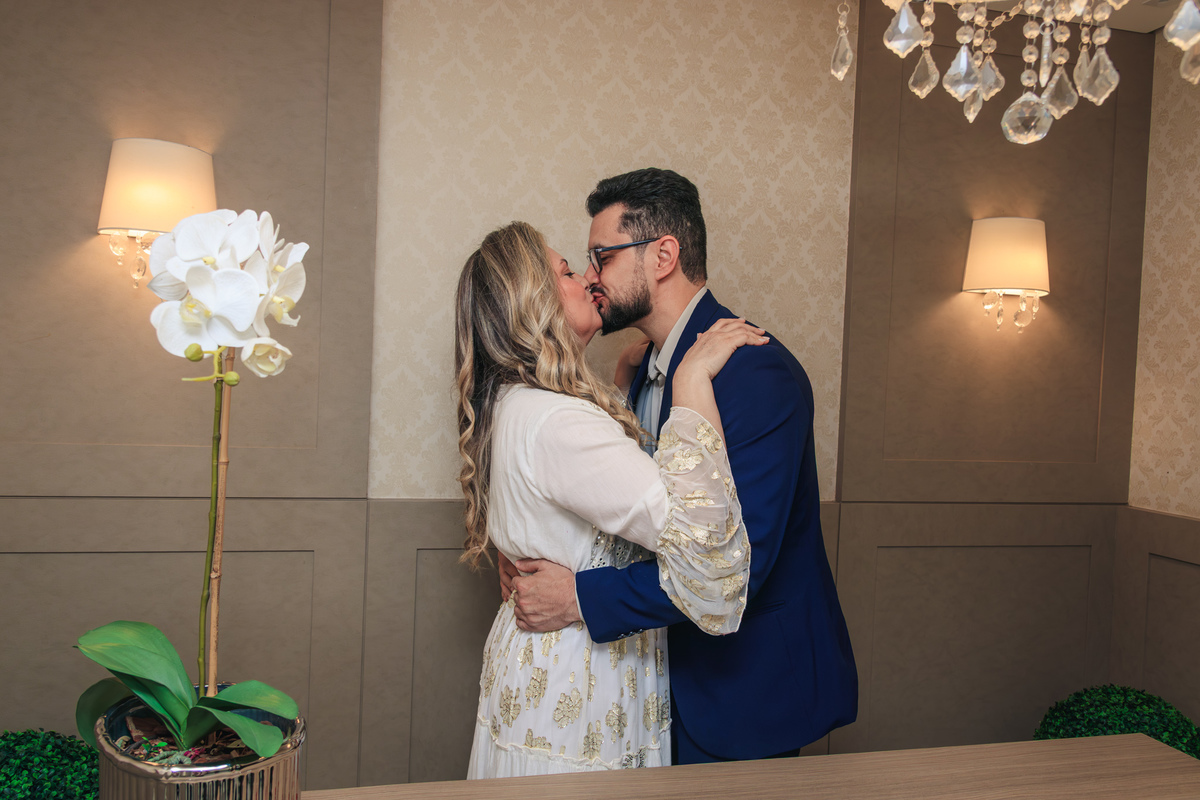Beijo dos noivos durante a cerimônia de casamento civil em Palhoça.