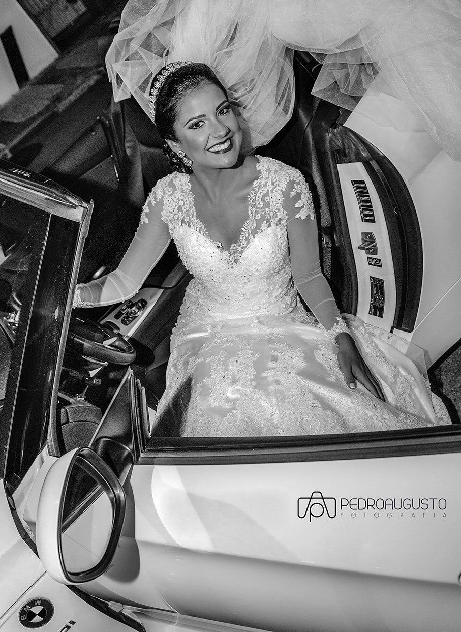 Noiva saindo para a igreja numa BMW.