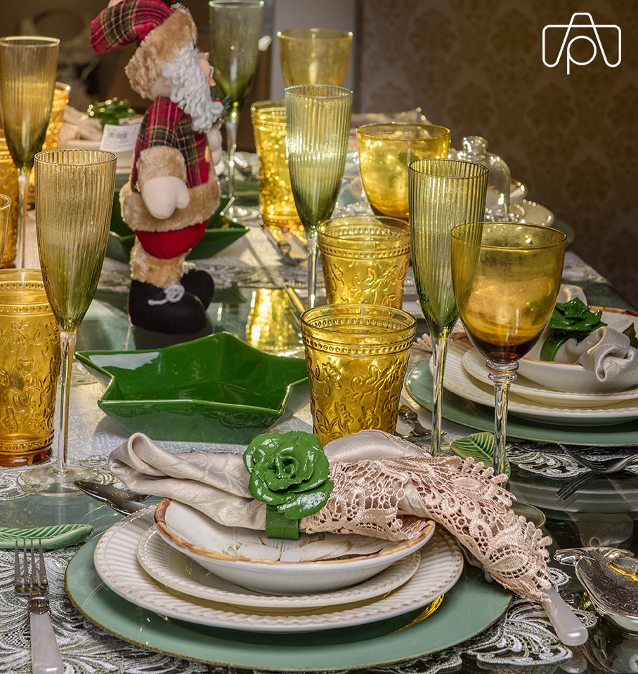 Composição de Peças em Mesas de Jantar 01