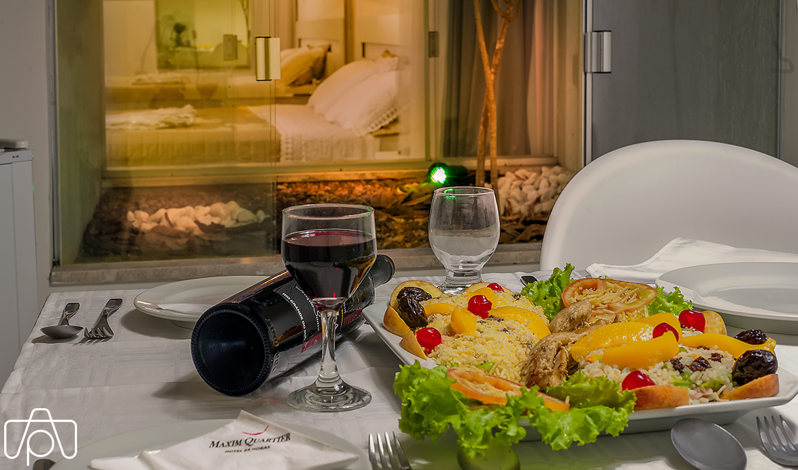 Composição de Peças em Mesas de Jantar 05