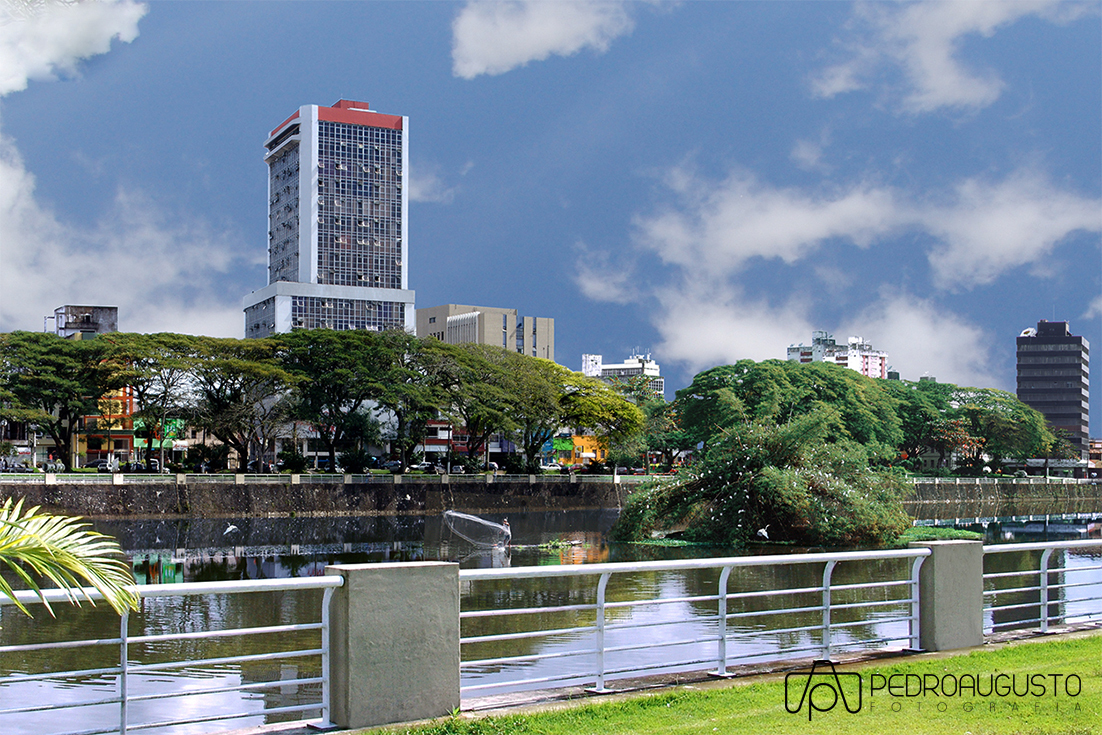 Rio Cachoeira  e ao fundo Edifício Módulo Center.