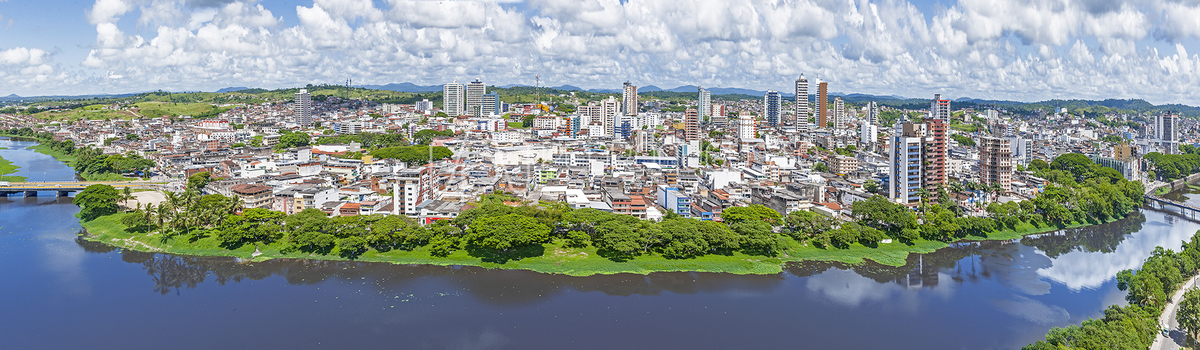 Vista aérea de Itabuna com as pontes do São Caetano e do Marabá.