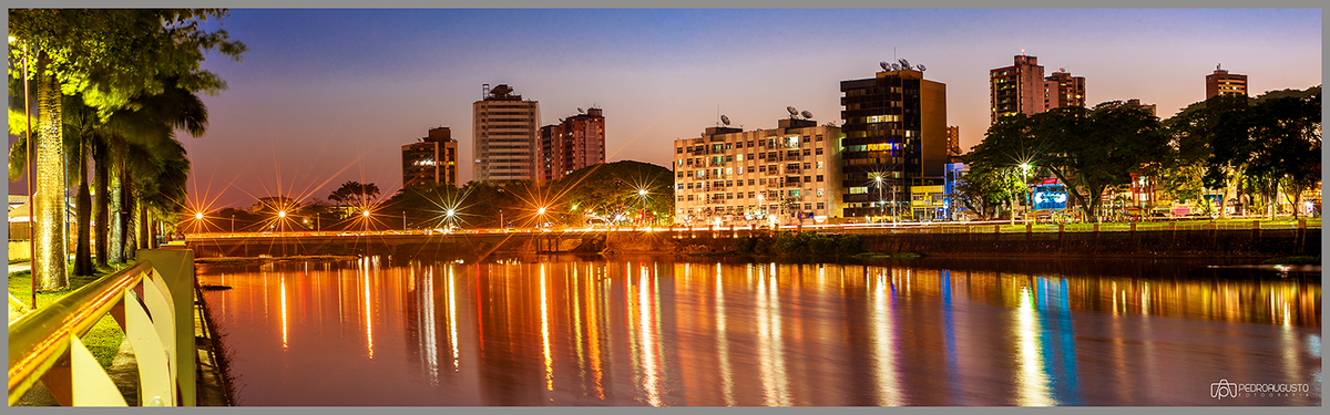 Refletância do pôr do Sol  nas água do rio Cachoeira em Itabuna.