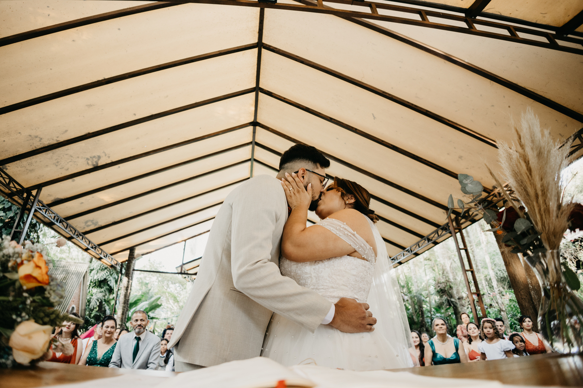 cerimonia católica, casamento no campo, photometria, photometria fotos, fotografo santo andré, fotografo são paulo, fotografia de casamento, casamento, casamento itapecerica da serra, mombaça park, casamento luciane e renan, beijo noivos