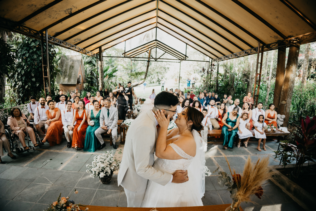 cerimonia católica, casamento no campo, photometria, photometria fotos, fotografo santo andré, fotografo são paulo, fotografia de casamento, casamento, casamento itapecerica da serra, mombaça park, casamento luciane e renan, beijo noivos