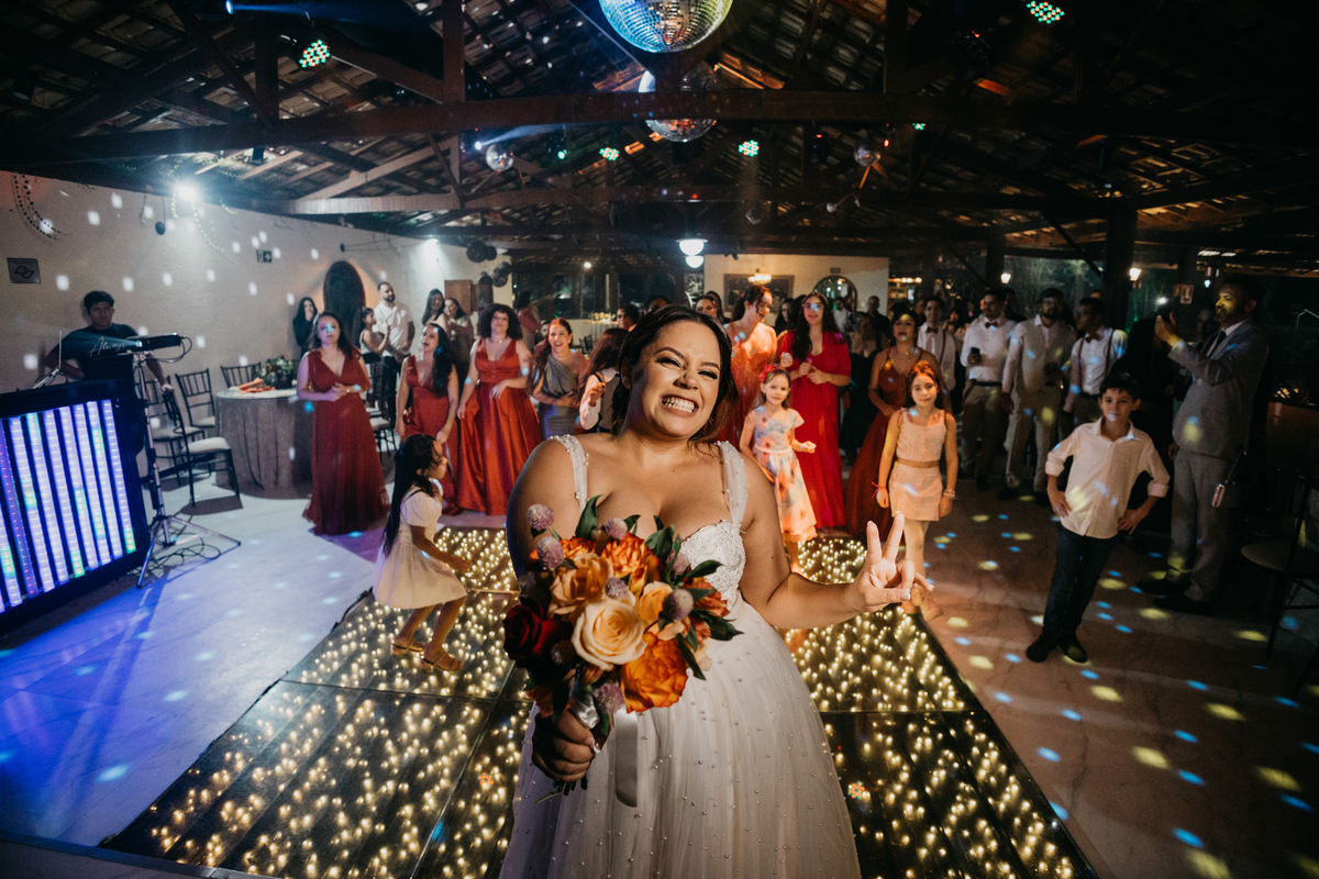 casamento, casamento, casamento itapecerica da serra, mombaça park, casamento luciane e renan, buque da noiva