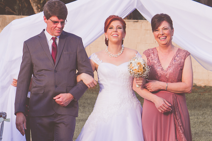 casamento no campo; casamento rústico; villaggio real; vilagio real; casamento luterano; fotógrafo de casamento; fotografia de casamento;  entrada da noiva