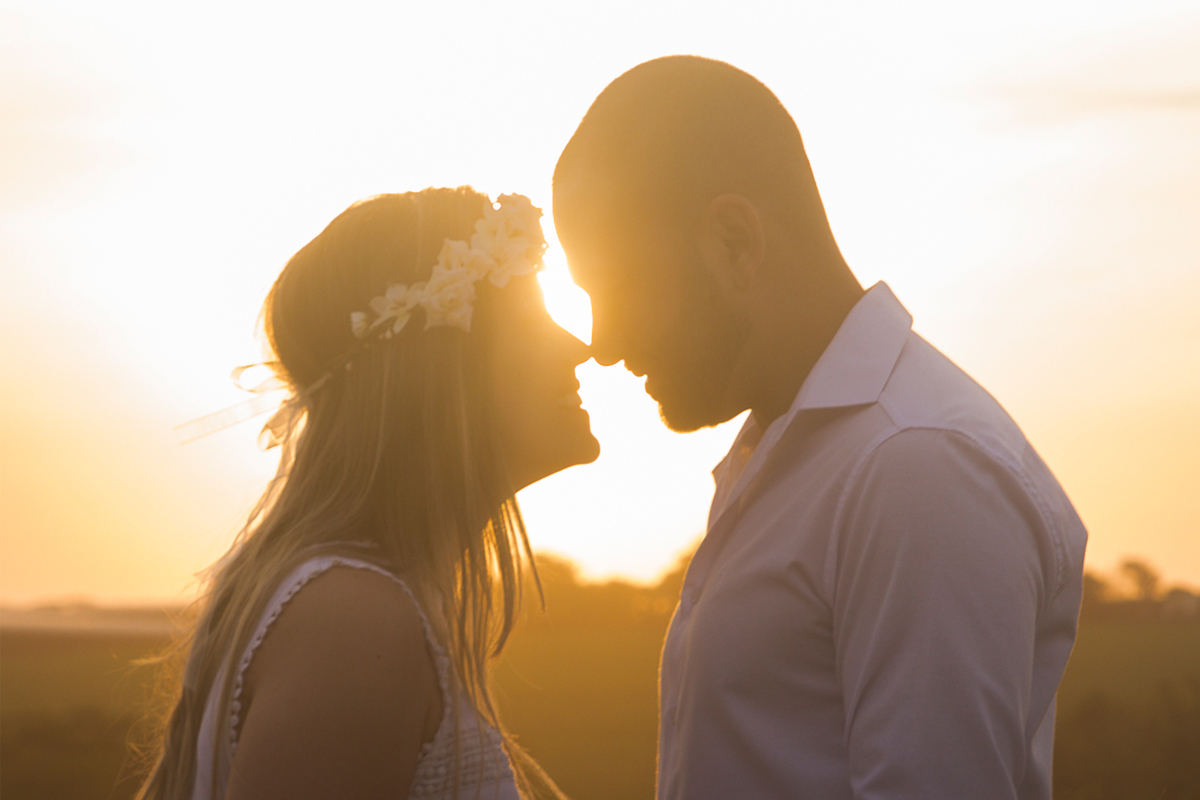 pre wedding holambra, ensaio holambra, holambra, ensaio no campo, ensaio girassol, pre wedding girassol, cidade das flores, pôr do sol, por do sol, photometria fotos, photometria, campo de girassol, ensaio girassois, pre wedding girassois