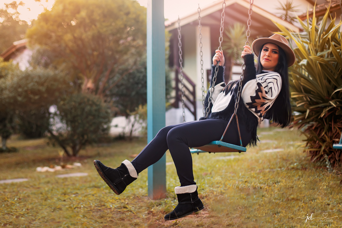 Fotografia de menina em balaço