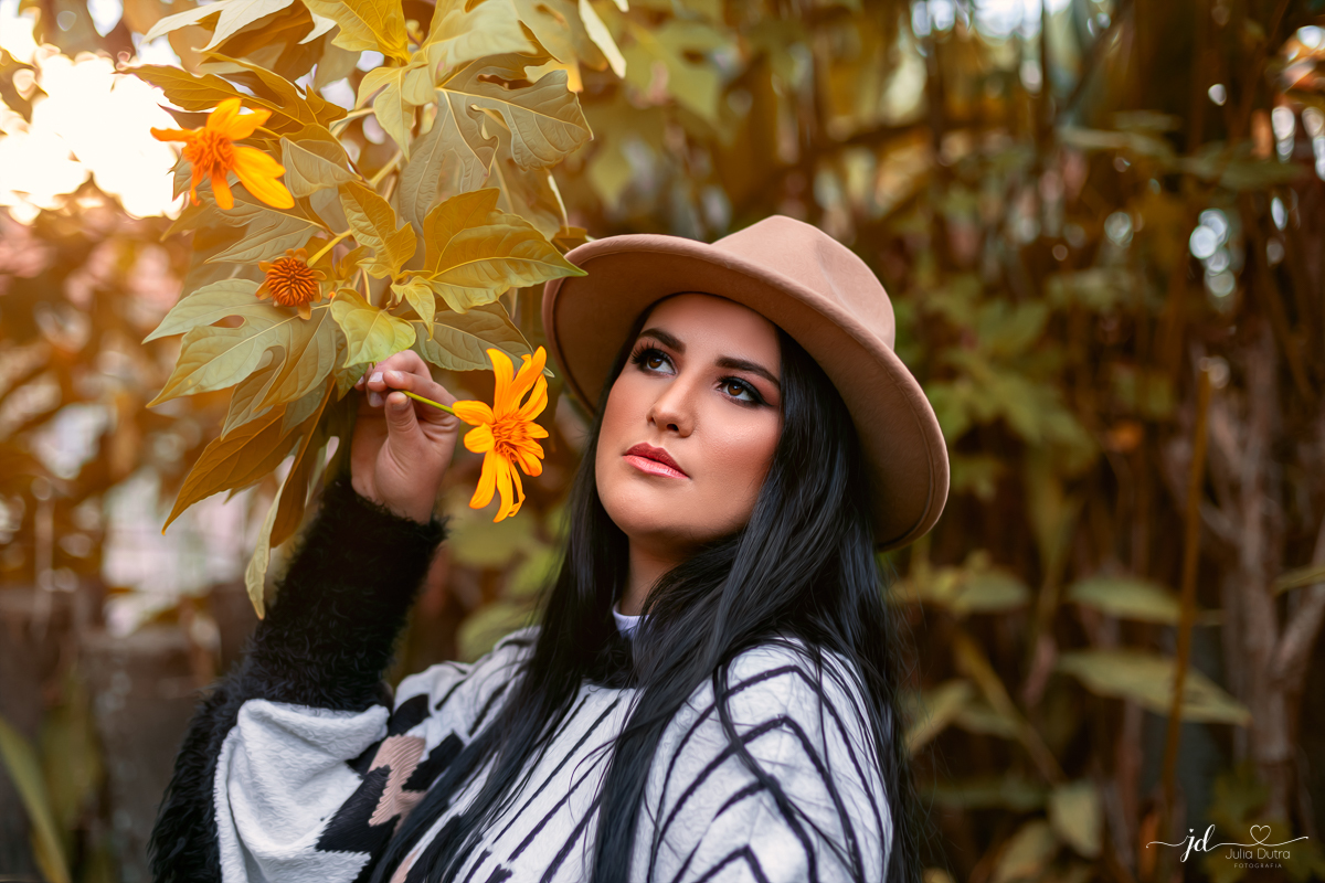 Ensaio Fotográfico Feminino com flores e pôr do sol