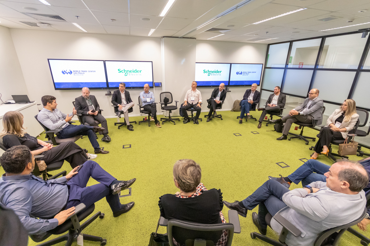 Roda de conversa entre os participantes