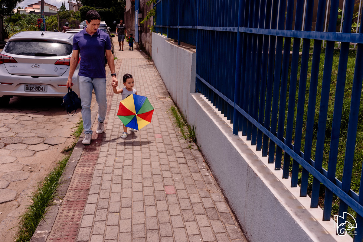 Pedro, primeiro dia do Pedro na escolinha, Pedrinho vai à escola, dia de creche, família do Pedro, CMEI Profa. Maria José Ghidetti Rocha, Mauro Louzada Fotografia, sua história minhas fotos, fotografia documental, fotógrafo Aracruz, fotógrafo de família