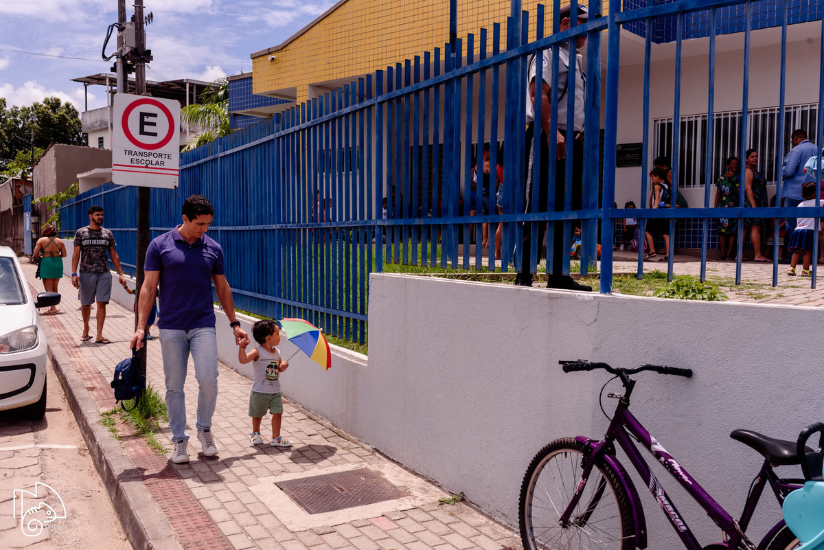 Pedro, primeiro dia do Pedro na escolinha, Pedrinho vai à escola, dia de creche, família do Pedro, CMEI Profa. Maria José Ghidetti Rocha, Mauro Louzada Fotografia, sua história minhas fotos, fotografia documental, fotógrafo Aracruz, fotógrafo de família