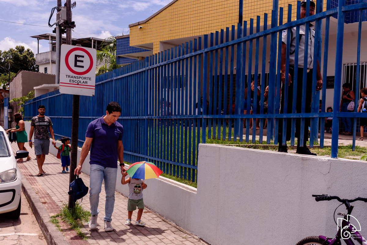 Pedro, primeiro dia do Pedro na escolinha, Pedrinho vai à escola, dia de creche, família do Pedro, CMEI Profa. Maria José Ghidetti Rocha, Mauro Louzada Fotografia, sua história minhas fotos, fotografia documental, fotógrafo Aracruz, fotógrafo de família