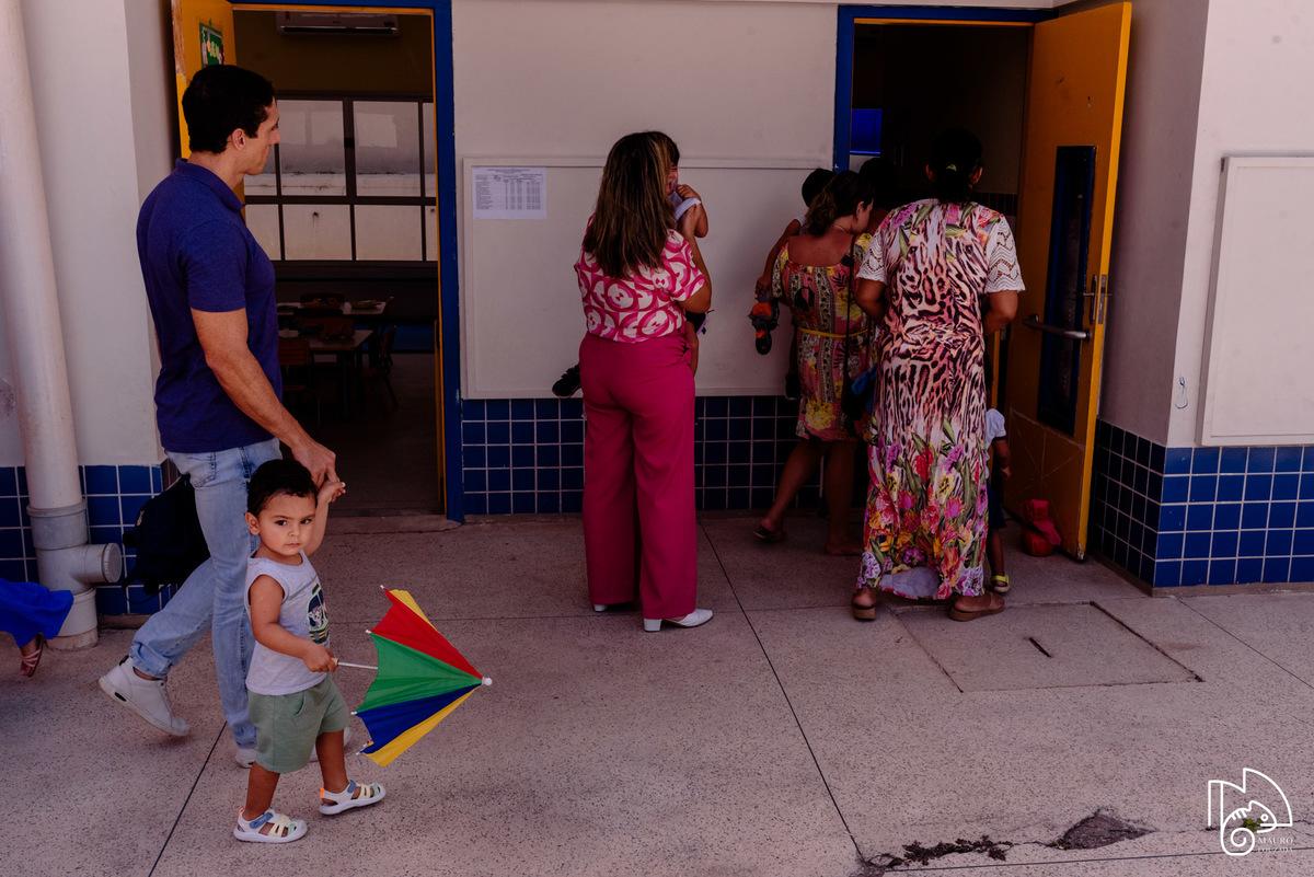 Pedro, primeiro dia do Pedro na escolinha, Pedrinho vai à escola, dia de creche, família do Pedro, CMEI Profa. Maria José Ghidetti Rocha, Mauro Louzada Fotografia, sua história minhas fotos, fotografia documental, fotógrafo Aracruz, fotógrafo de família