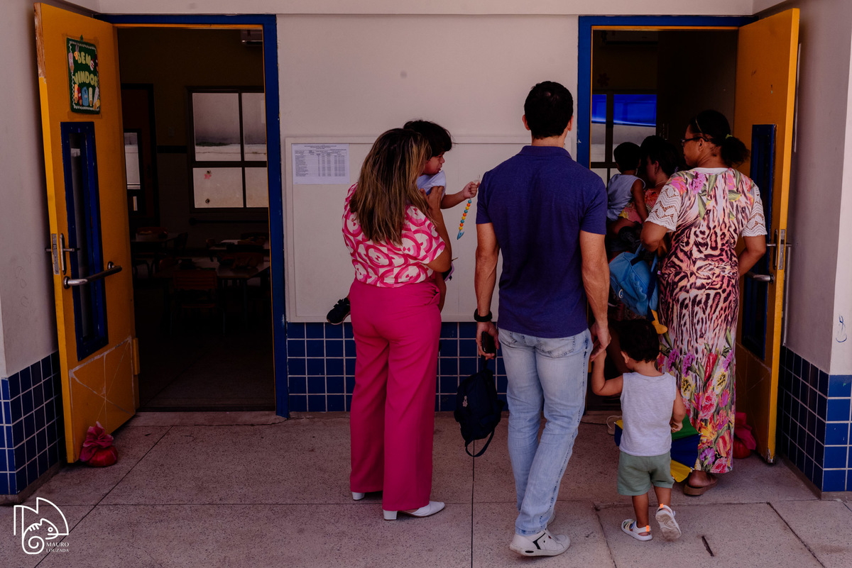Pedro, primeiro dia do Pedro na escolinha, Pedrinho vai à escola, dia de creche, família do Pedro, CMEI Profa. Maria José Ghidetti Rocha, Mauro Louzada Fotografia, sua história minhas fotos, fotografia documental, fotógrafo Aracruz, fotógrafo de família