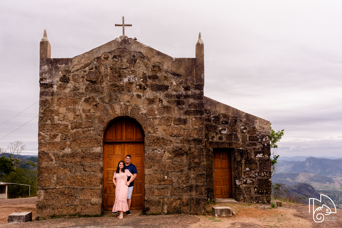 ensaio na montanha, fotografia de casal, igreja de santa luzia, itarana, noivado, ensaio de casal, ensaio de noivado, foto de casal, mauro louzada fotografia, fotógrafo aracruz, sua história minhas fotos, fotografia documental, fotógrafo de casamento, 