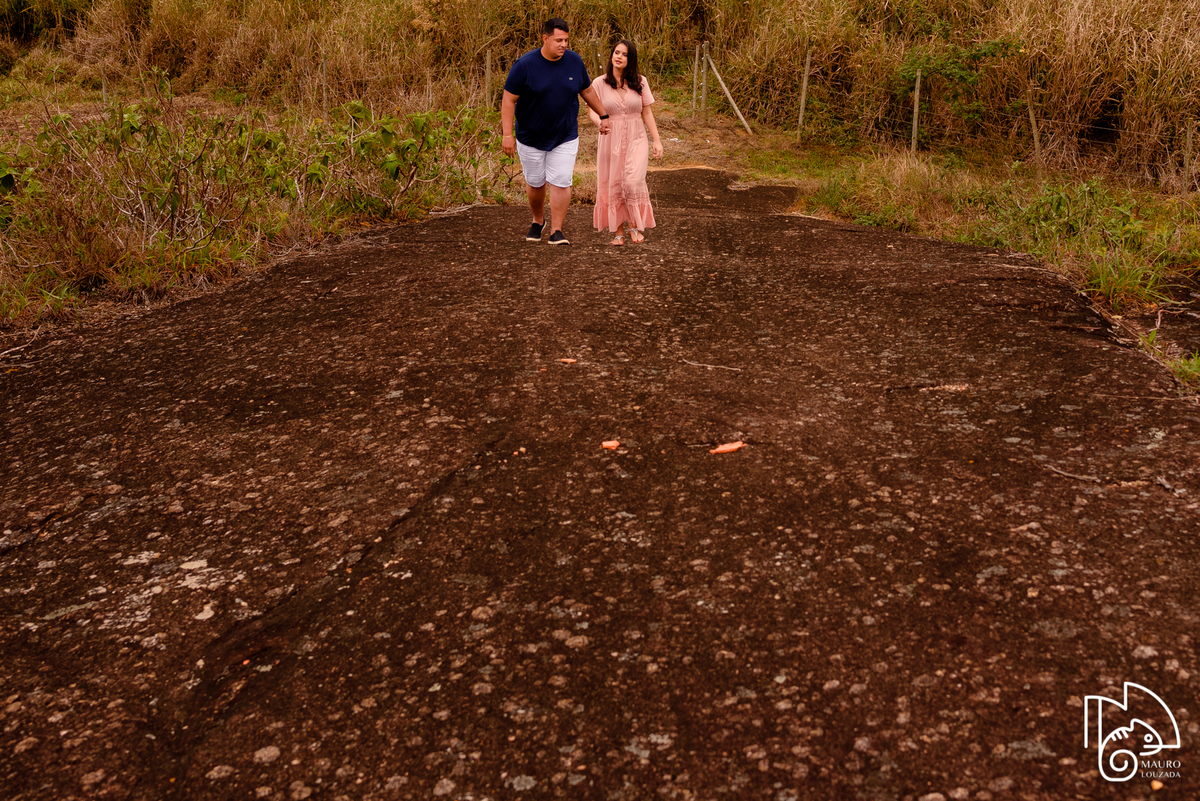 ensaio na montanha, fotografia de casal, igreja de santa luzia, itarana, noivado, ensaio de casal, ensaio de noivado, foto de casal, mauro louzada fotografia, fotógrafo aracruz, sua história minhas fotos, fotografia documental, fotógrafo de casamento, 