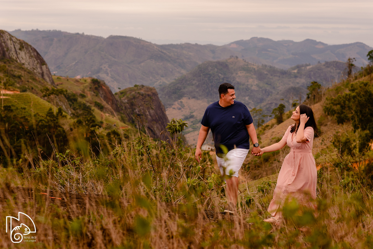 ensaio na montanha, fotografia de casal, igreja de santa luzia, itarana, noivado, ensaio de casal, ensaio de noivado, foto de casal, mauro louzada fotografia, fotógrafo aracruz, sua história minhas fotos, fotografia documental, fotógrafo de casamento, 