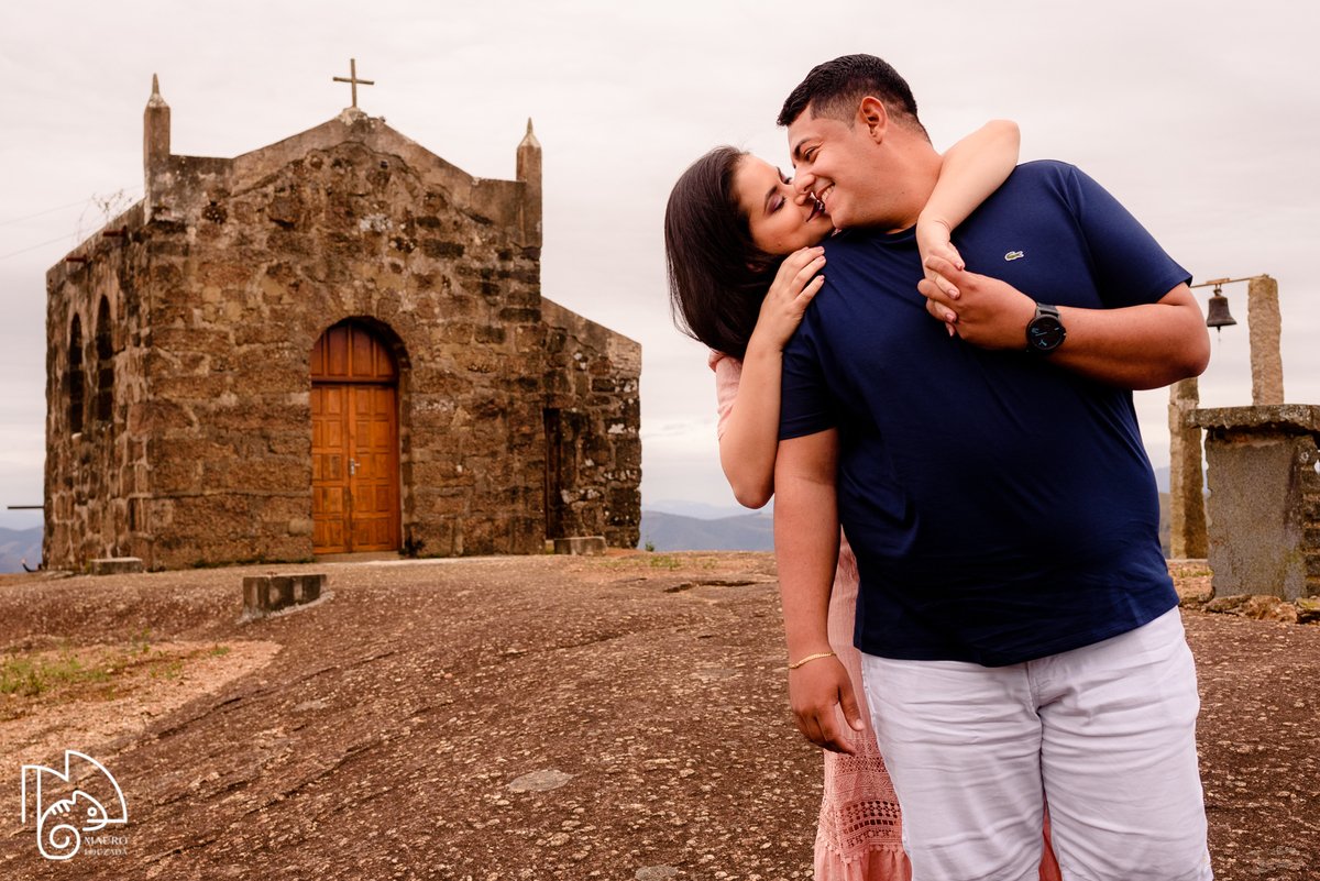 ensaio na montanha, fotografia de casal, igreja de santa luzia, itarana, noivado, ensaio de casal, ensaio de noivado, foto de casal, mauro louzada fotografia, fotógrafo aracruz, sua história minhas fotos, fotografia documental, fotógrafo de casamento, 
