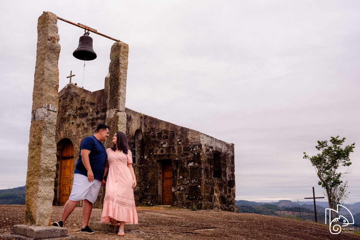 ensaio na montanha, fotografia de casal, igreja de santa luzia, itarana, noivado, ensaio de casal, ensaio de noivado, foto de casal, mauro louzada fotografia, fotografo aracruz, sua história minhas fotos, fotografia documental, fotografo de casamento, 