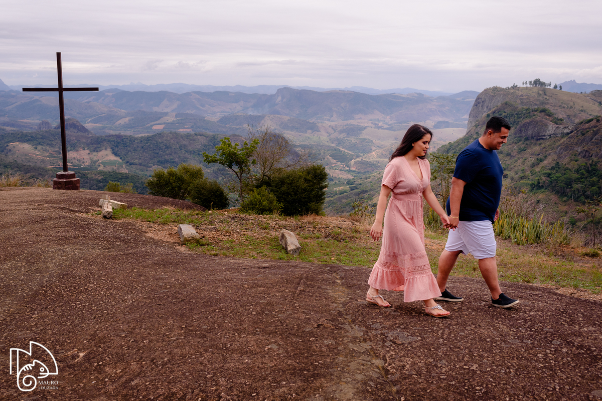 ensaio na montanha, fotografia de casal, igreja de santa luzia, itarana, noivado, ensaio de casal, ensaio de noivado, foto de casal, mauro louzada fotografia, fotógrafo aracruz, sua história minhas fotos, fotografia documental, fotógrafo de casamento, 