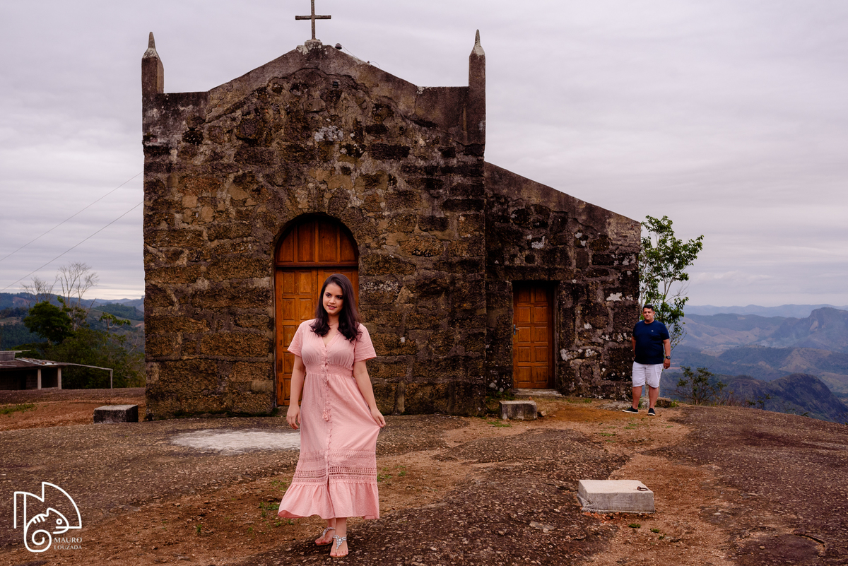 ensaio na montanha, fotografia de casal, igreja de santa luzia, itarana, noivado, ensaio de casal, ensaio de noivado, foto de casal, mauro louzada fotografia, fotógrafo aracruz, sua história minhas fotos, fotografia documental, fotógrafo de casamento, 