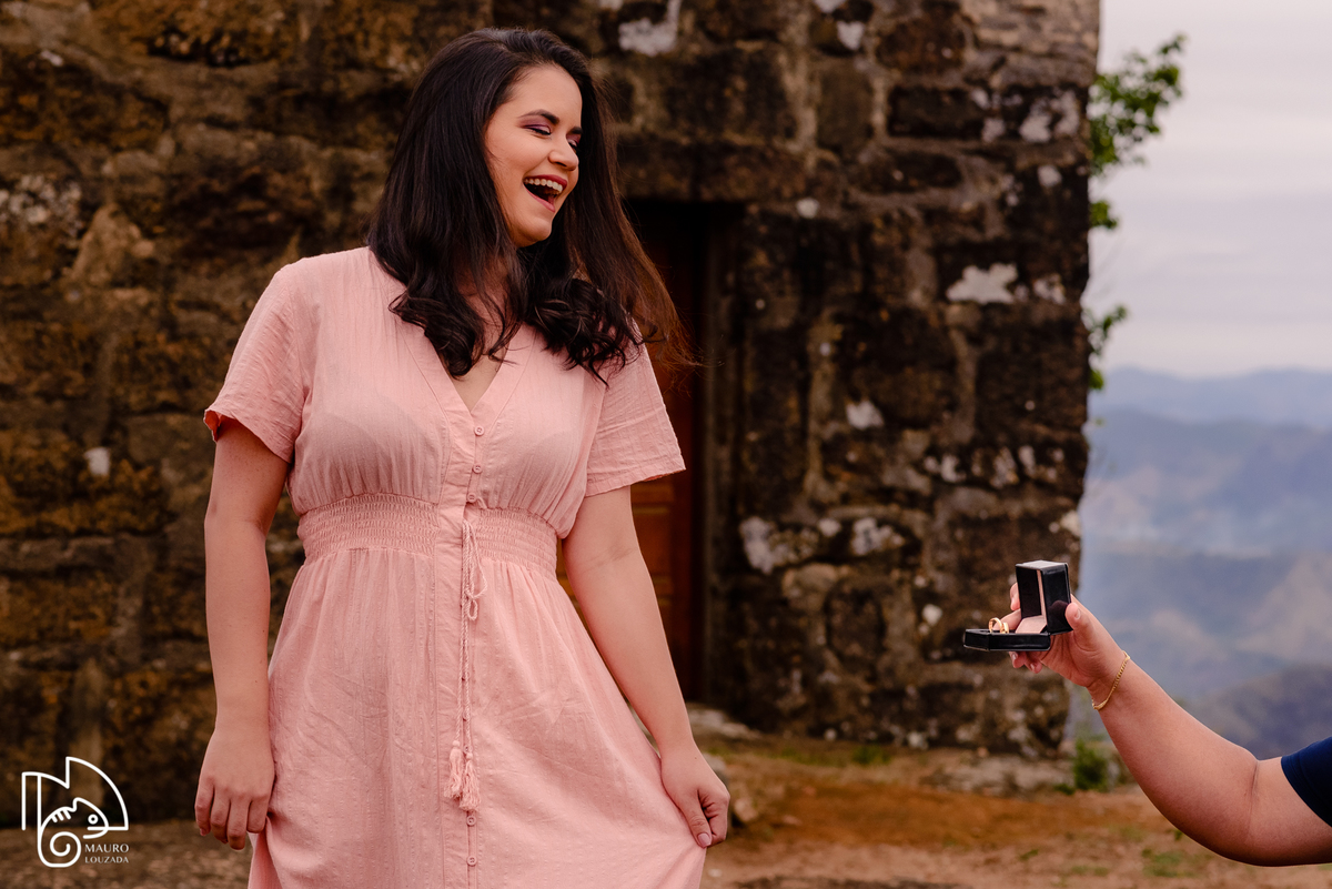 ensaio na montanha, fotografia de casal, igreja de santa luzia, itarana, noivado, ensaio de casal, ensaio de noivado, foto de casal, mauro louzada fotografia, fotógrafo aracruz, sua história minhas fotos, fotografia documental, fotógrafo de casamento, 