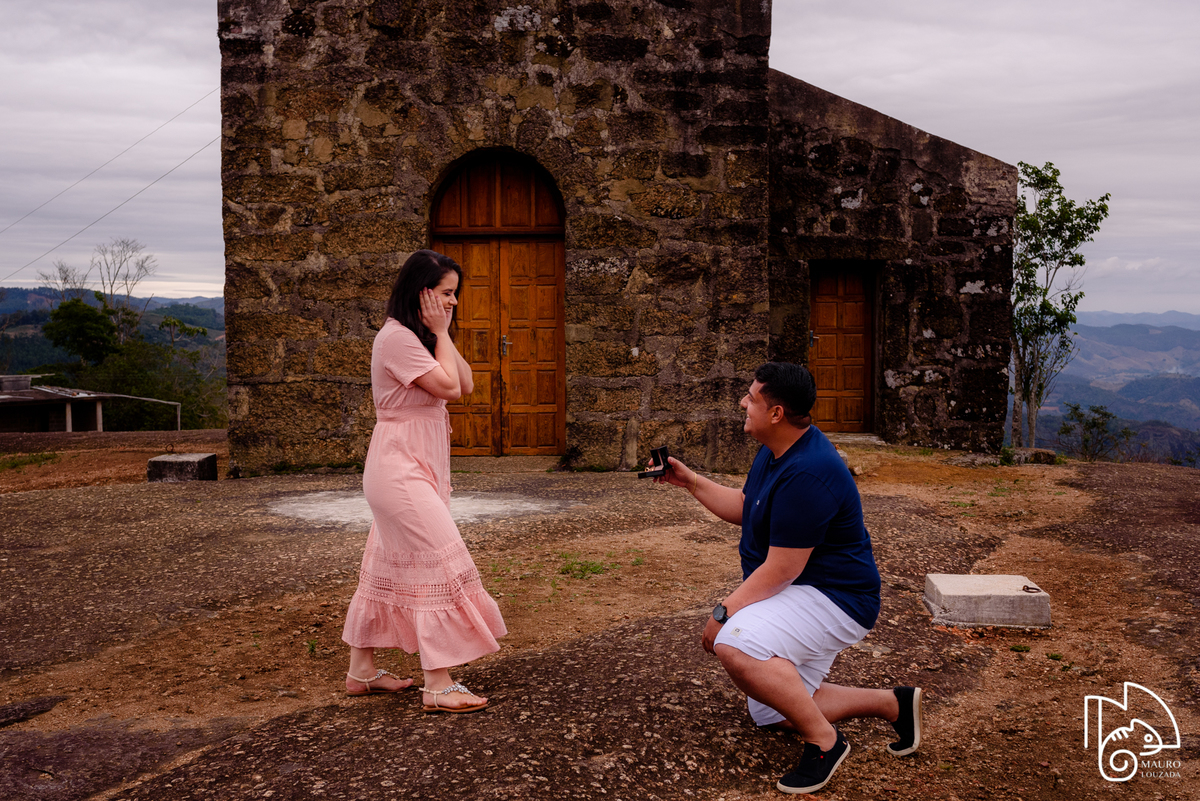 ensaio na montanha, fotografia de casal, igreja de santa luzia, itarana, noivado, ensaio de casal, ensaio de noivado, foto de casal, mauro louzada fotografia, fotógrafo aracruz, sua história minhas fotos, fotografia documental, fotógrafo de casamento, 