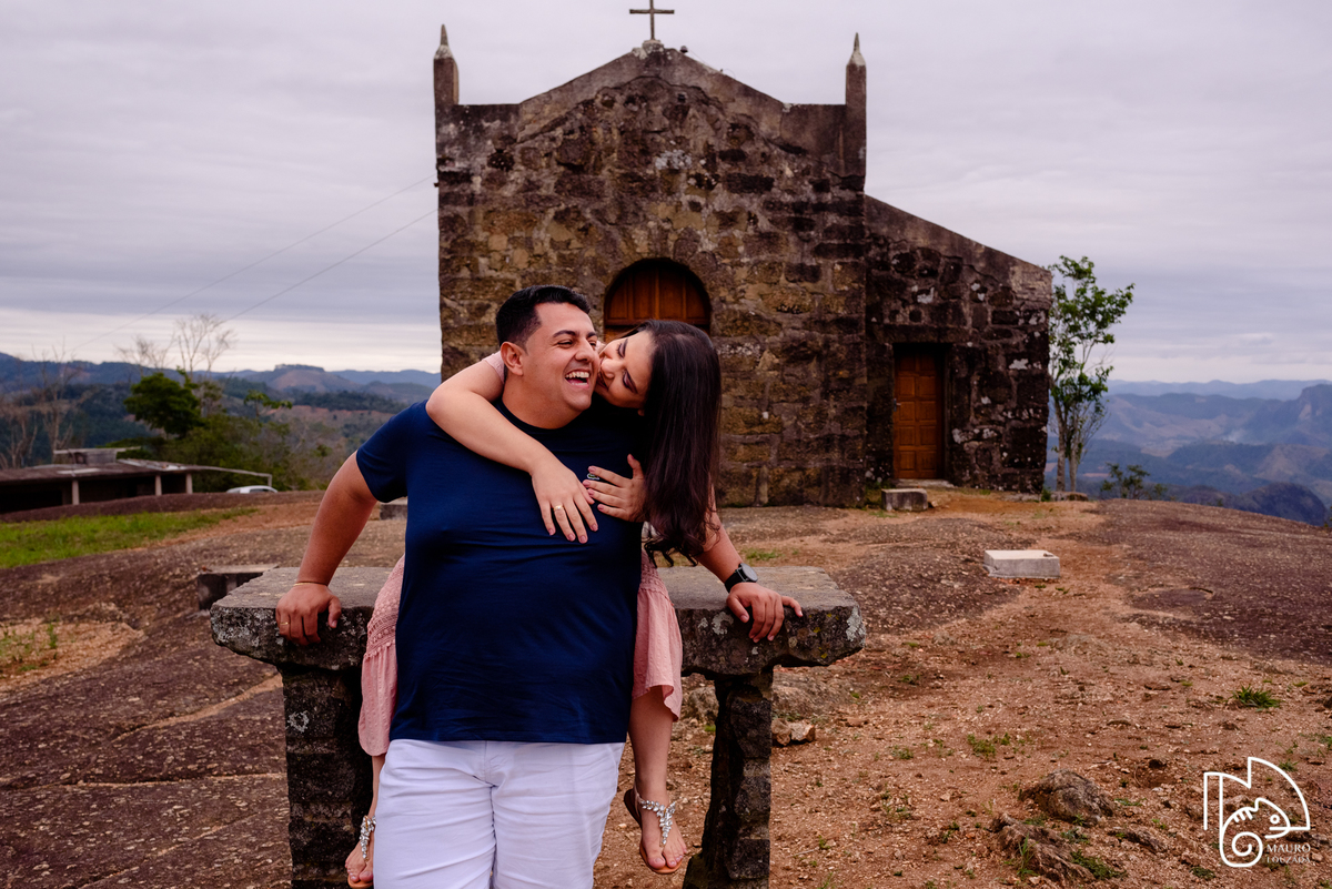 ensaio na montanha, fotografia de casal, igreja de santa luzia, itarana, noivado, ensaio de casal, ensaio de noivado, foto de casal, mauro louzada fotografia, fotógrafo aracruz, sua história minhas fotos, fotografia documental, fotógrafo de casamento, 