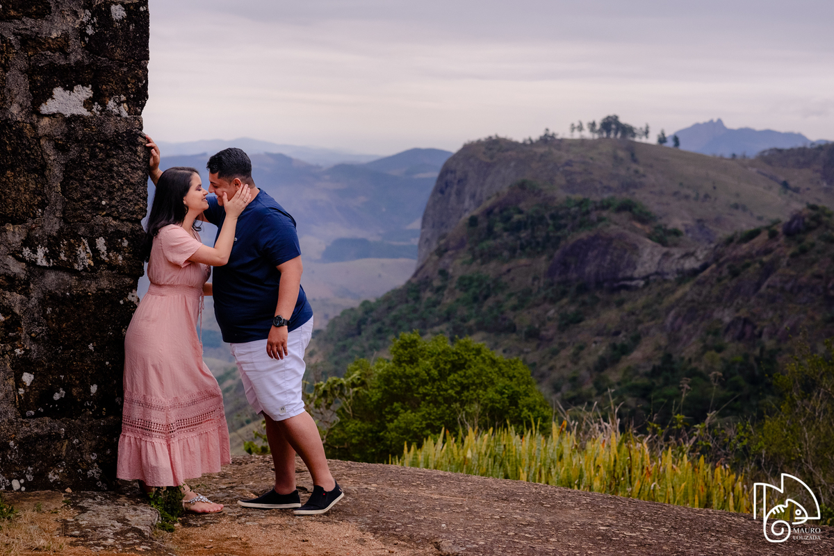 ensaio na montanha, fotografia de casal, igreja de santa luzia, itarana, noivado, ensaio de casal, ensaio de noivado, foto de casal, mauro louzada fotografia, fotógrafo aracruz, sua história minhas fotos, fotografia documental, fotógrafo de casamento, 