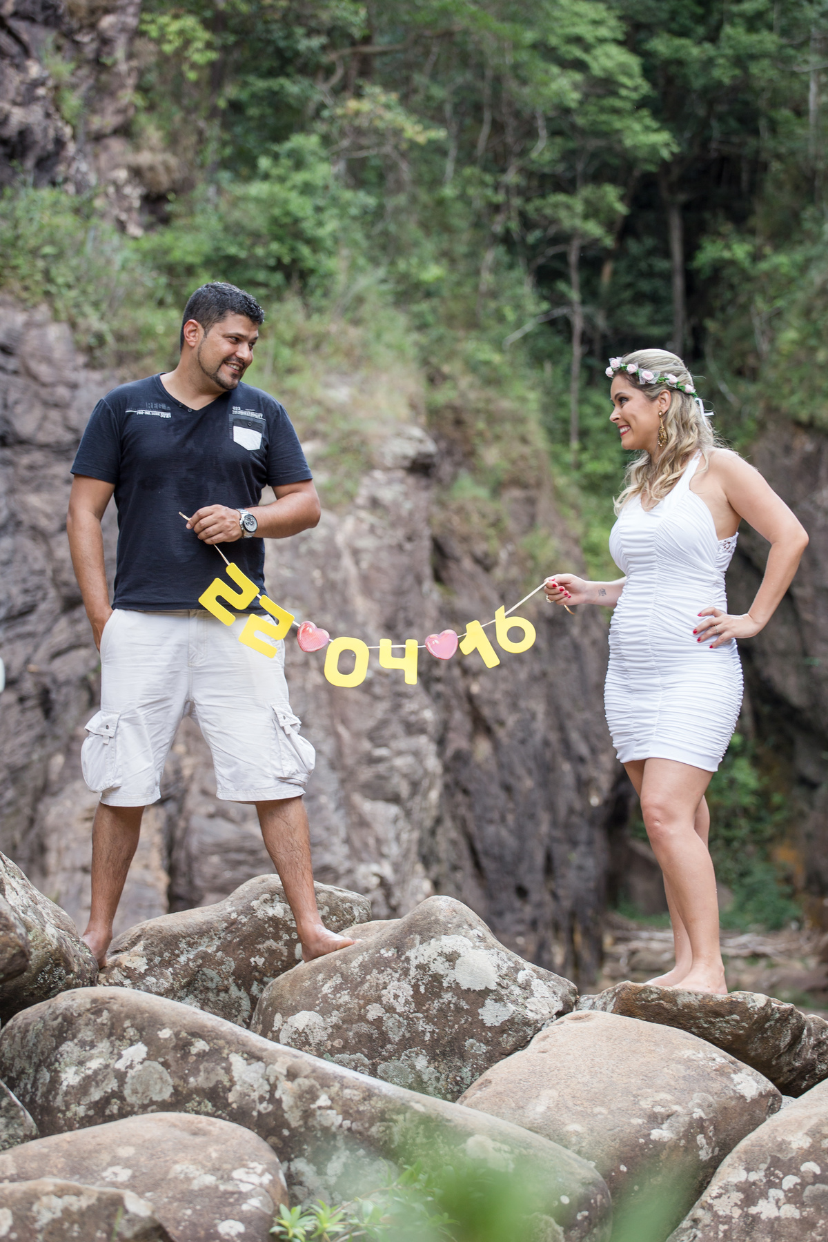 Ensaio de noivos na cachoeira em Cocais-MG