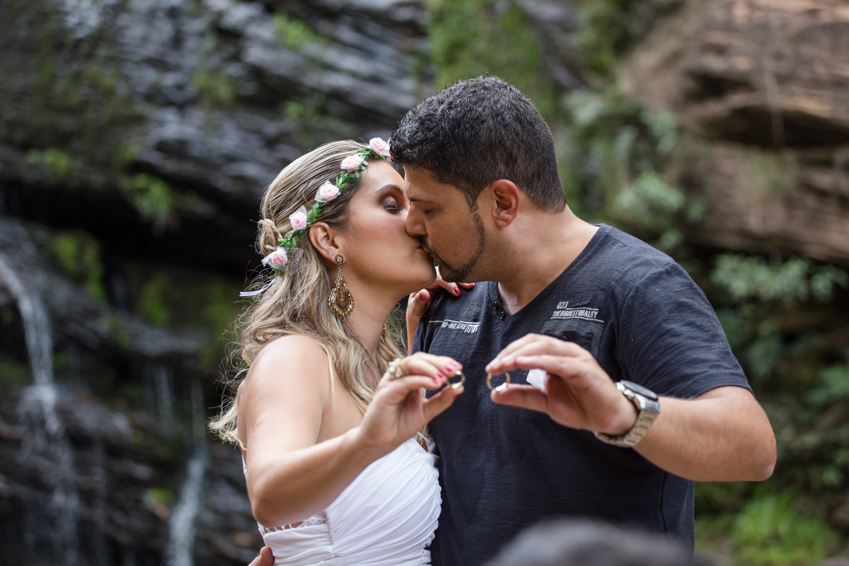 Ensaio de noivos na cachoeira em Cocais-MG