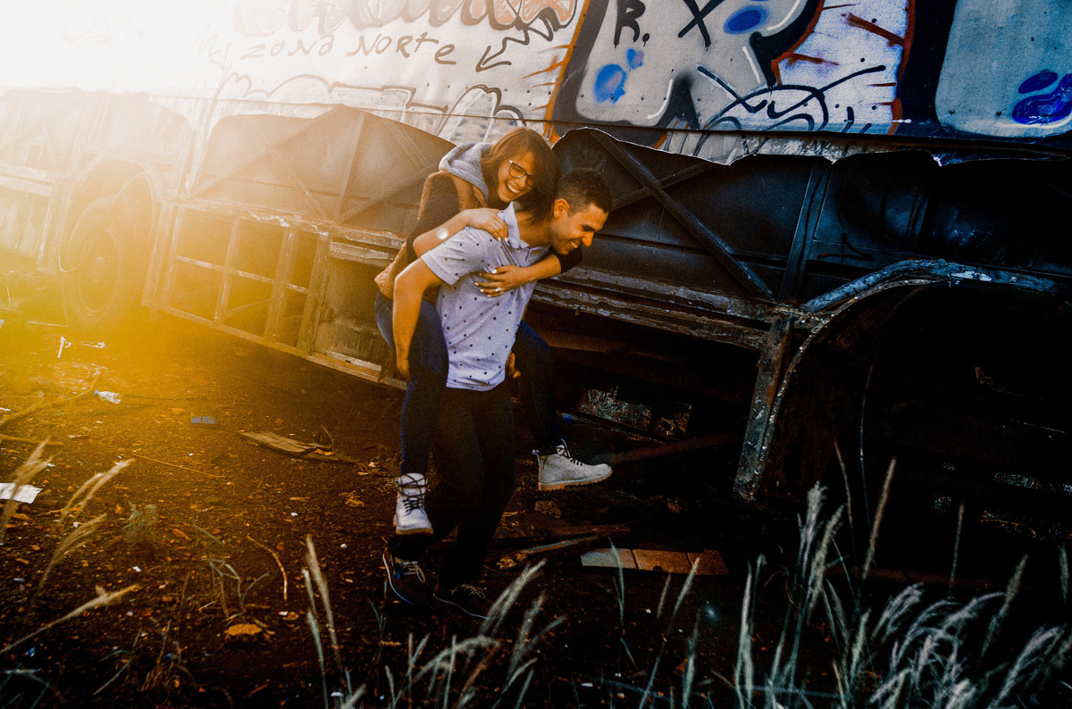 ensaio de casal divertido, ensaio de noivos, sessão de casal