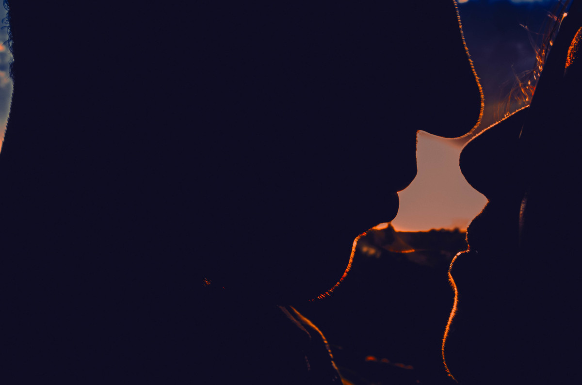 ensaio de casal criativo, silueta dos noivos, pre´wedding no final da tarde