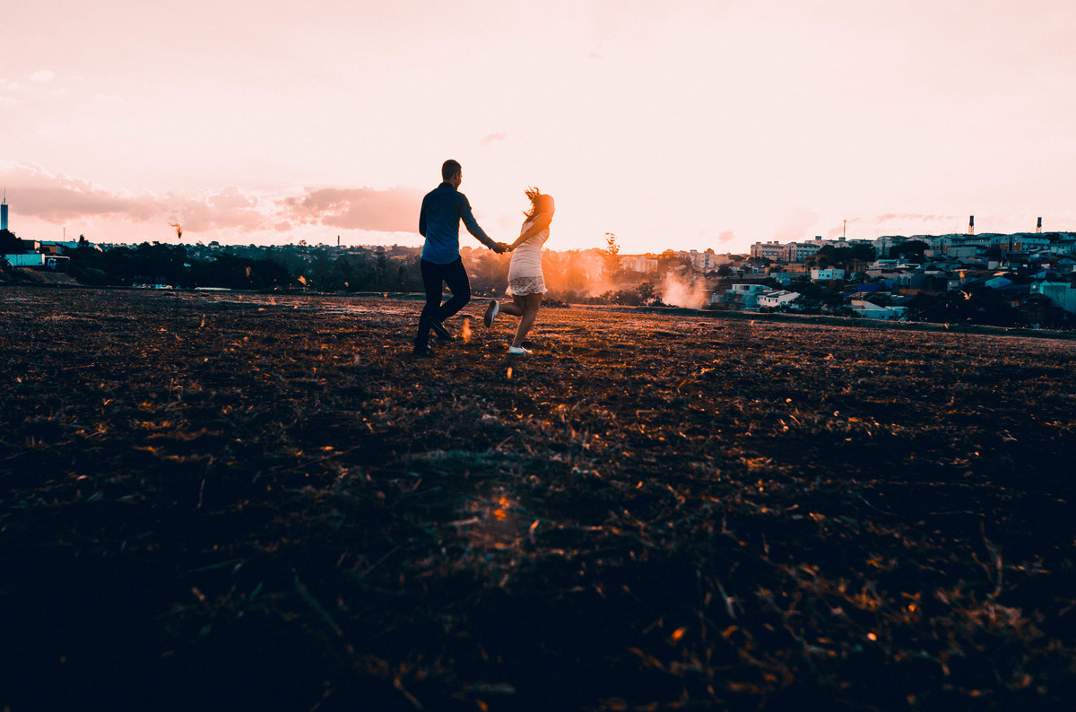 ensaio de noivos divertido em londrina, noivos correndo no por do sol, noivos em Ivaiporã, sessão de noivos em Londrina