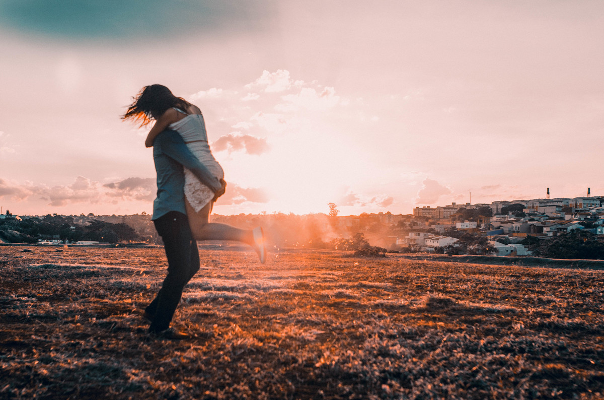brincadeira em sessão de noivos, pre wedding , um abraço apertando em sessão de fotos de noivos