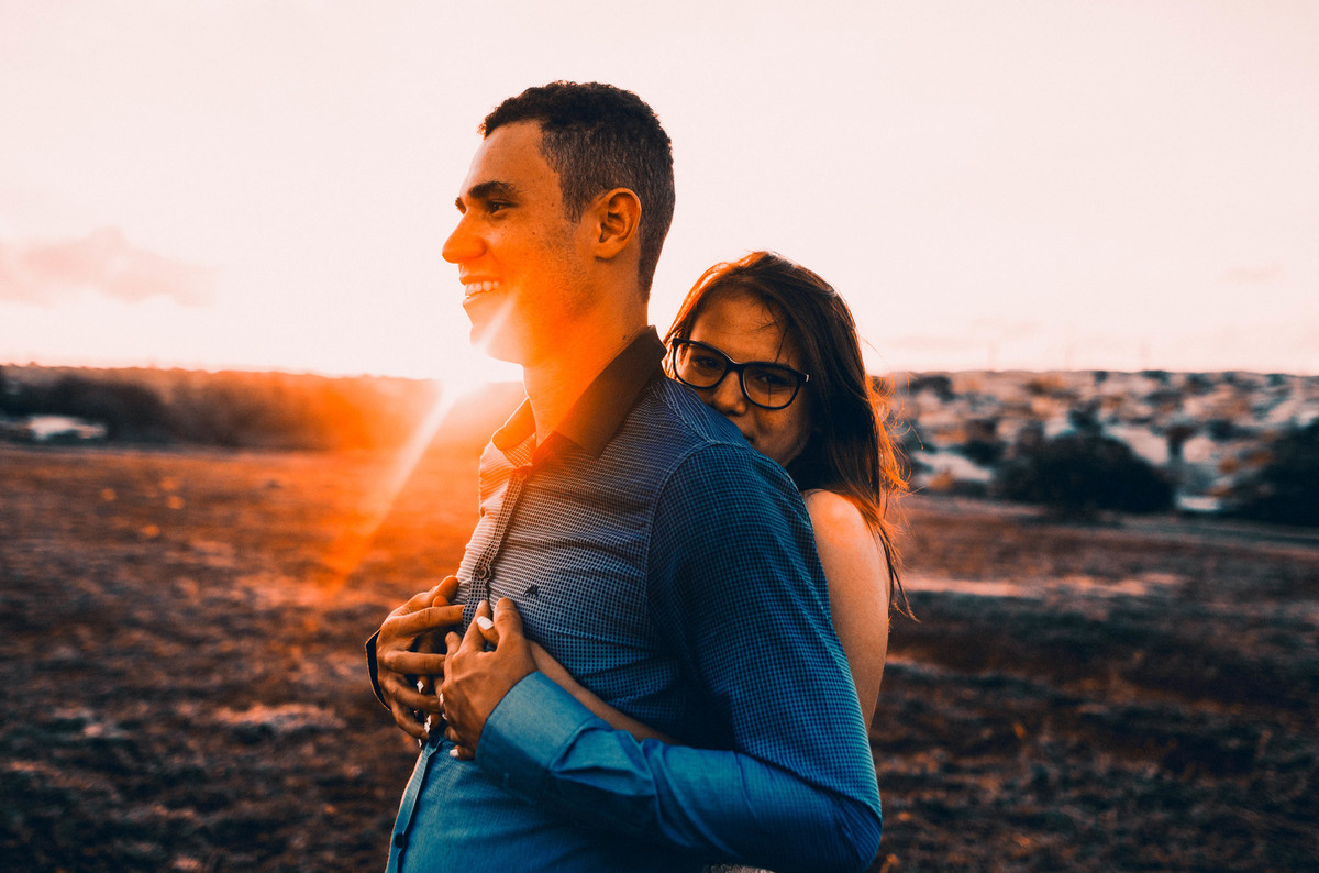 um abraço apertado dos noivos em sessão de fotos em londrina, pré wedding no Paraná,, sessão de noivos em santa catarina