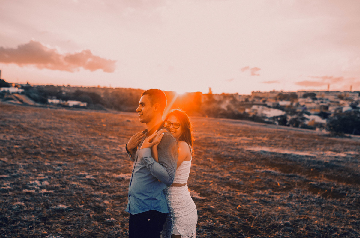 um abraço apertado dos noivos em sessão de fotos em londrina, pré wedding no Paraná,, sessão de noivos em santa catarina