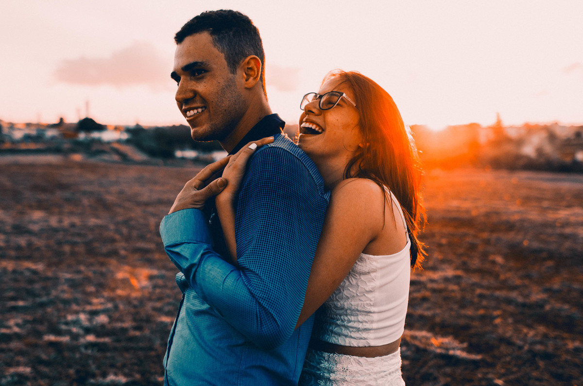 um abraço apertado dos noivos em sessão de fotos em londrina, pré wedding no Paraná,, sessão de noivos em santa catarina, ensaio divertido pré casamento