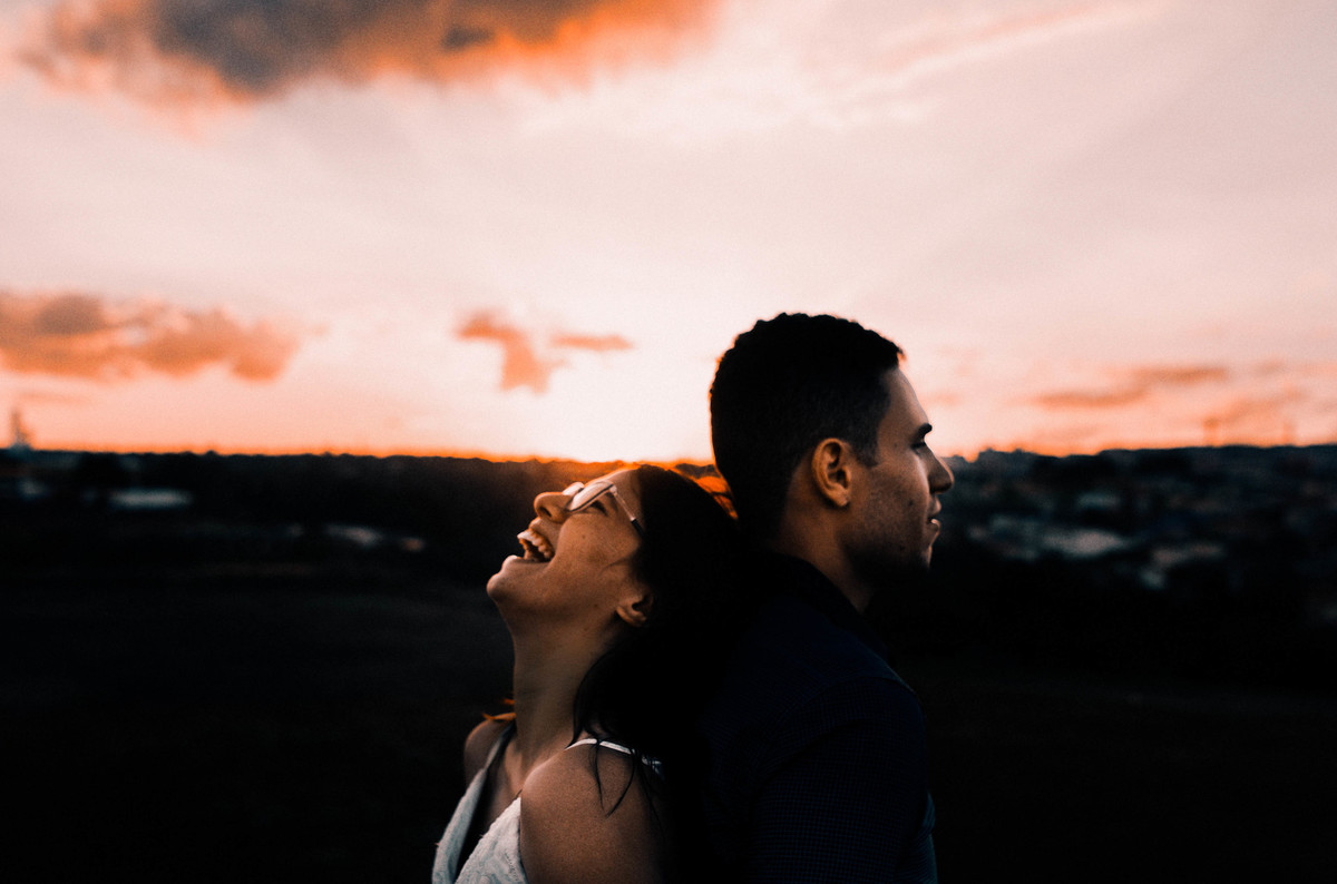 um abraço apertado dos noivos em sessão de fotos em londrina, pré wedding no Paraná,, sessão de noivos em santa catarina, ensaio divertido pré casamento, fotos de casal criativa