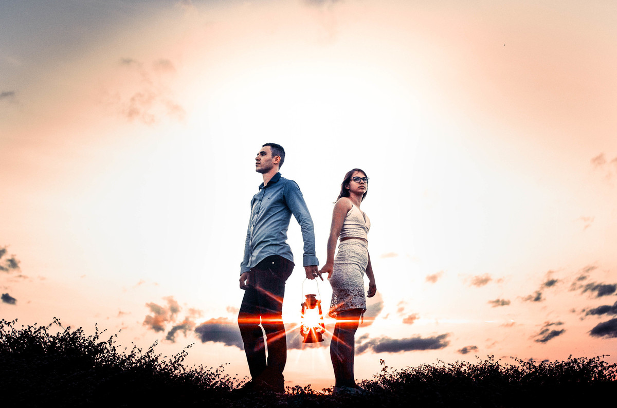 um abraço apertado dos noivos em sessão de fotos em londrina, pré wedding no Paraná,, sessão de noivos em santa catarina, ensaio divertido pré casament