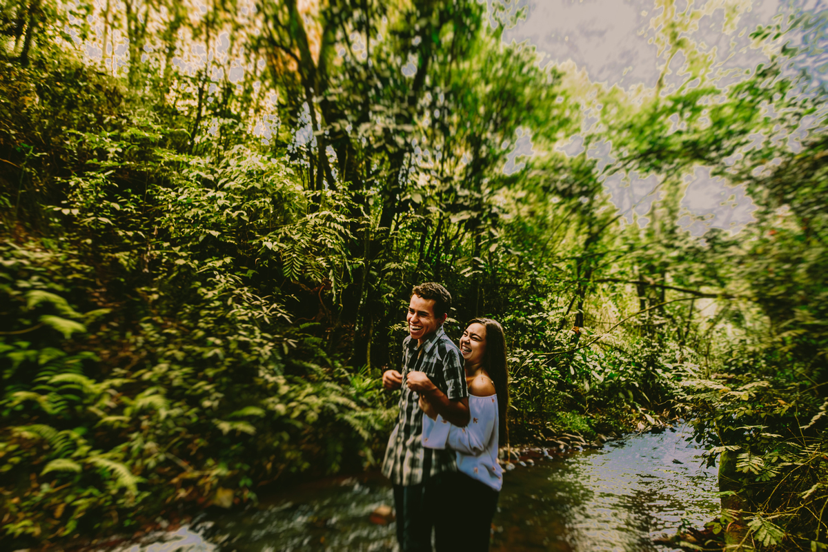 ensaio de casal na trilha, ensaio de casal aventureiro, pré wedding, ensaio de noivos, ensaio de casal divertido