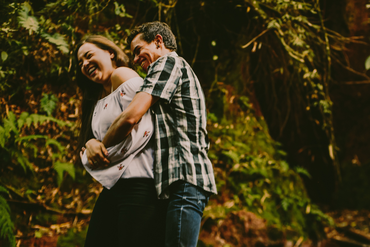 ensaio de casal na trilha, ensaio de casal aventureiro, pré wedding, ensaio de noivos, ensaio de casal divertido