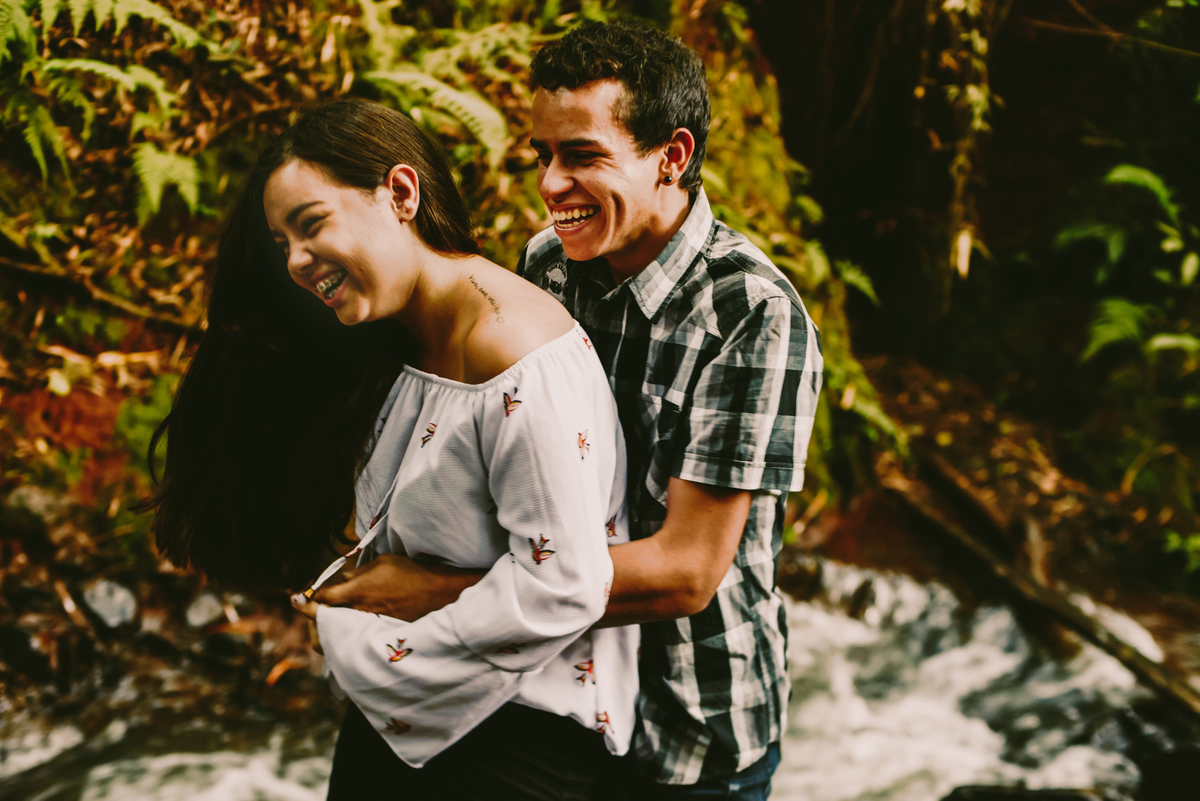 ensaio de casal na trilha, ensaio de casal aventureiro, pré wedding, ensaio de noivos, ensaio de casal divertido