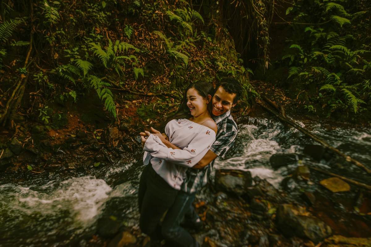 ensaio de casal na trilha, ensaio de casal aventureiro, pré wedding, ensaio de noivos, ensaio de casal divertido