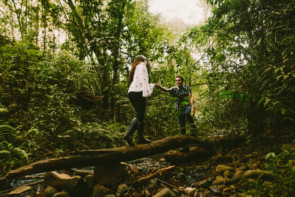 ensaio de casal na trilha, ensaio de casal aventureiro, pré wedding, ensaio de noivos, ensaio de casal divertido